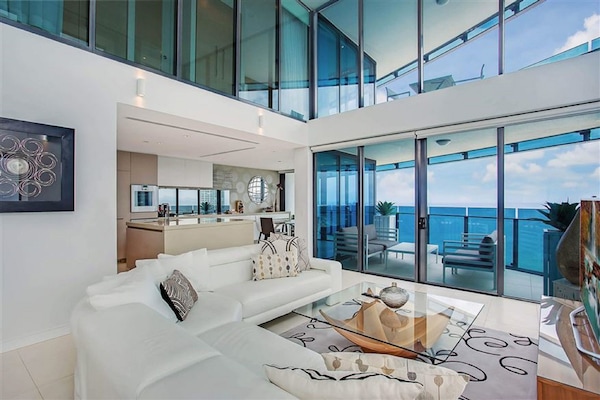 4 Bedroom Sub Penthouse | Living area