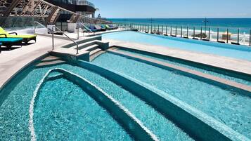 Alberca techada y alberca al aire libre