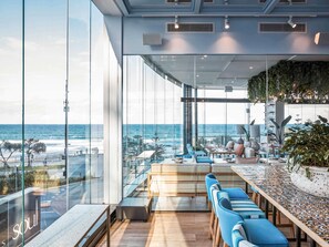 Déjeuner et dîner servis sur place, vue sur la mer 