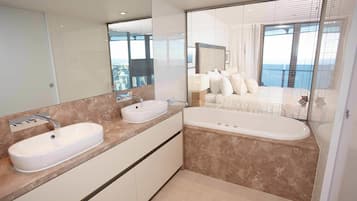 Douche, articles de toilette griffés, séchoir à cheveux, peignoirs
