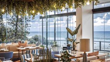 Phục vụ bữa trưa, bữa tối, món ăn kiểu Địa Trung Hải, nhìn ra biển