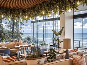 Serveert lunch, diner, Mediterrane gerechten, uitzicht op de zee 