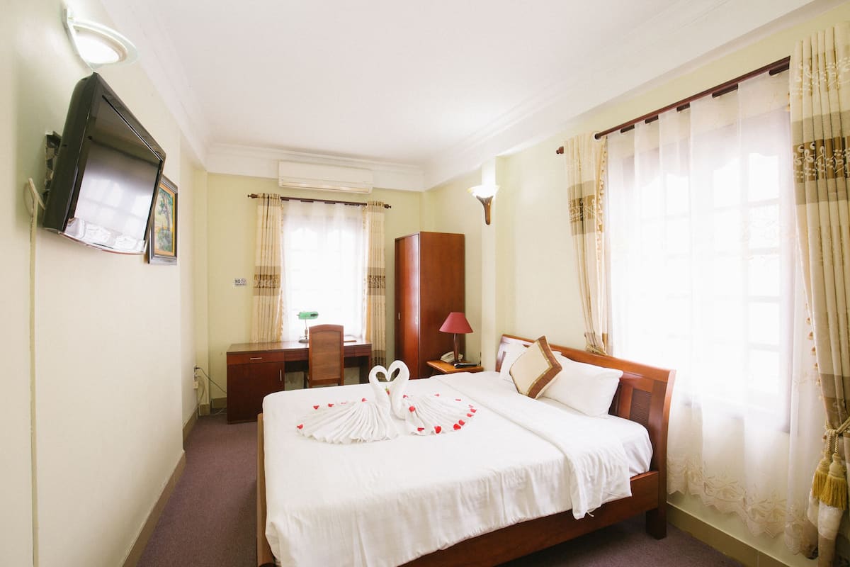 Quarto luxo, vista para o lago | 1 quarto, frigobar, cofres nos quartos, escrivaninha