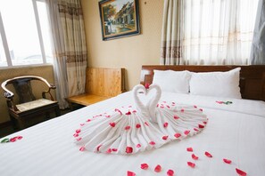 Deluxe Room, 1 Double Bed, City View | 1 bedroom, minibar, in-room safe, desk - Bao Khanh Hotel (Hanoi)