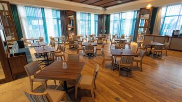 Breakfast, lunch and dinner served