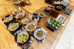 Daily buffet breakfast (JPY 1540 per person)