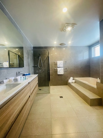 Family Suite | Bathroom. Nagambie Motor Inn