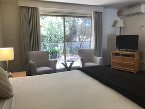 King room | Premium bedding, desk, blackout drapes, iron/ironing board - Nagambie Motor Inn (Nagambie)