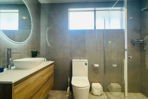 Shower, rainfall showerhead, free toiletries, hair dryer