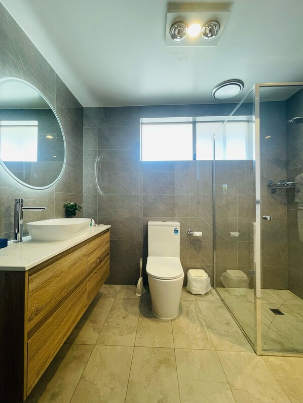 Shower, rainfall showerhead, free toiletries, hair dryer