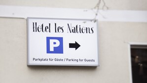 A sign for Hotel les Nations indicating guest parking. - Hotel Les Nations (Berlin)