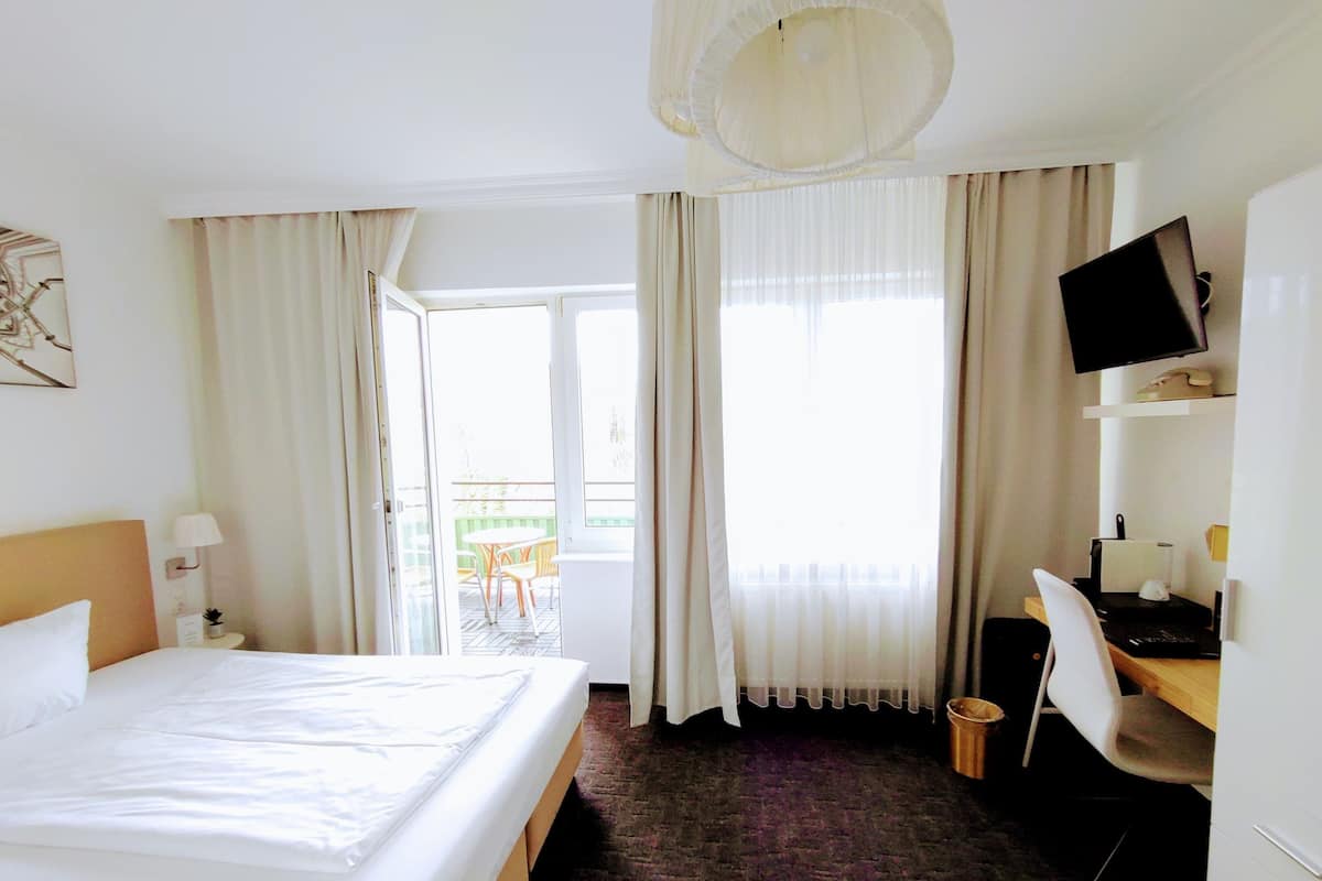 Enkeltrom – comfort, balkong | Allergitestet sengetøy, minibar, safe på rommet og strykejern/-brett