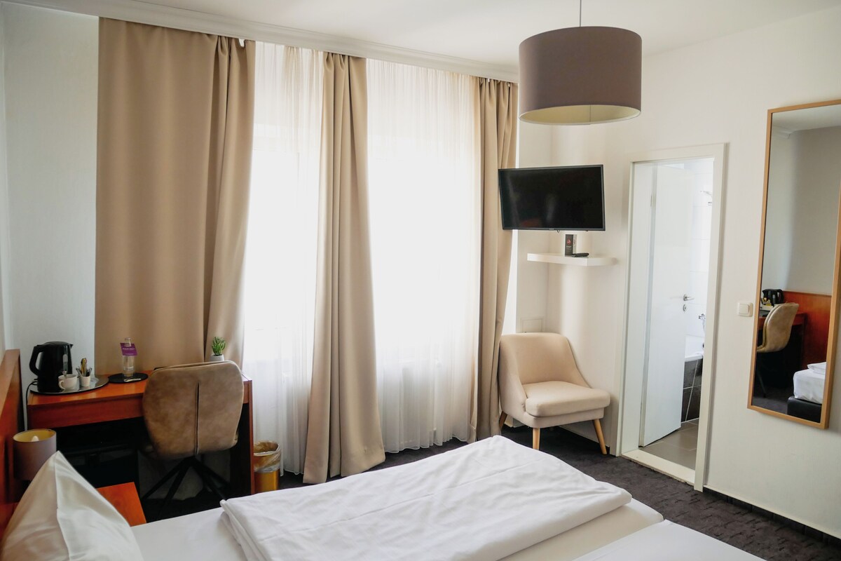 Hypo-allergenic bedding, minibar, in-room safe