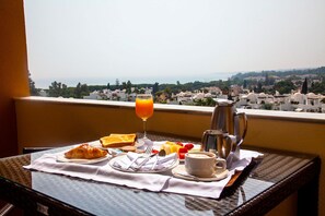 Desk, laptop workspace, soundproofing, free cribs/infant beds - Senator Marbella Hotel (Marbella)