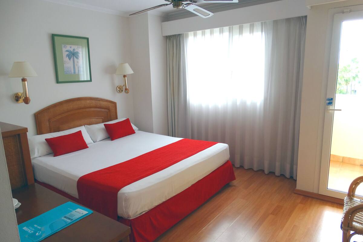 Single Room | Desk, laptop workspace, soundproofing, cribs (free)