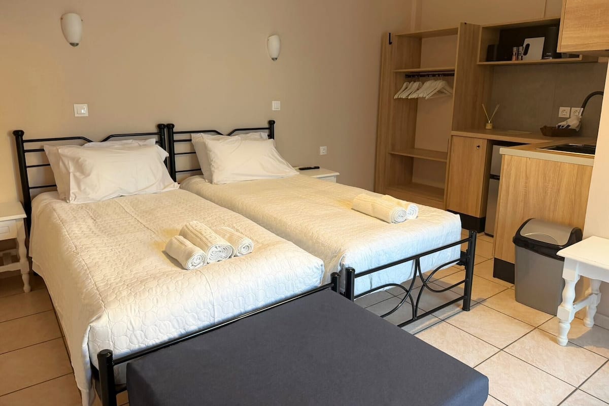 Studio room for 2 | Blackout drapes, free WiFi, bed sheets