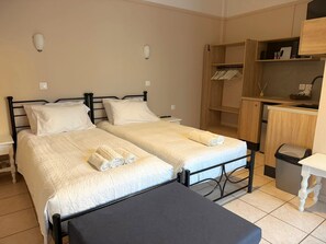 Studio room for 2 | Blackout drapes, free WiFi, bed sheets
