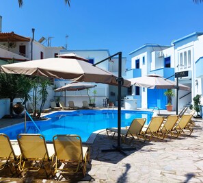 Piscina externa sazonal, guarda-sóis, espreguiçadeiras