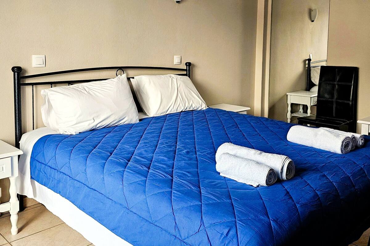Studio room for 2 | Blackout drapes, WiFi (free), bed sheets