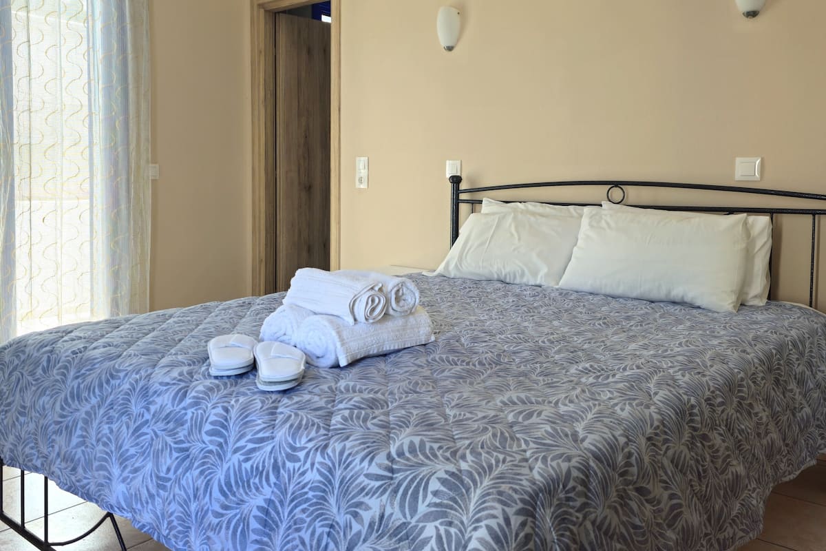 1 habitación, cortinas blackout, wifi gratis y ropa de cama