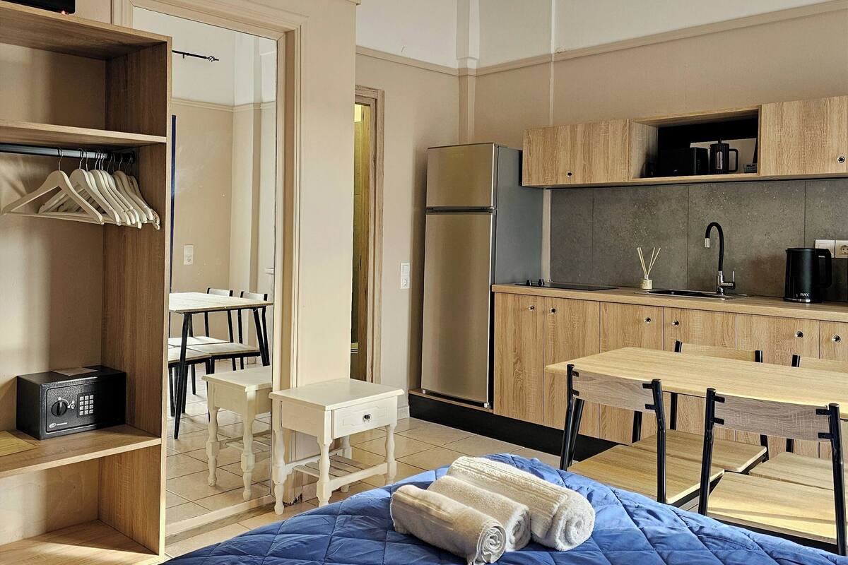 One Bedroom Apartment for 5 | Blackout drapes, WiFi (free), bed sheets