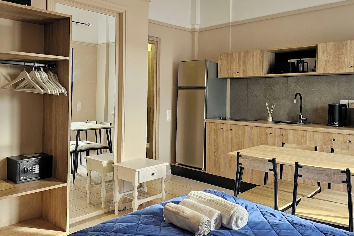 One Bedroom Apartment for 5 | Blackout drapes, free WiFi, bed sheets