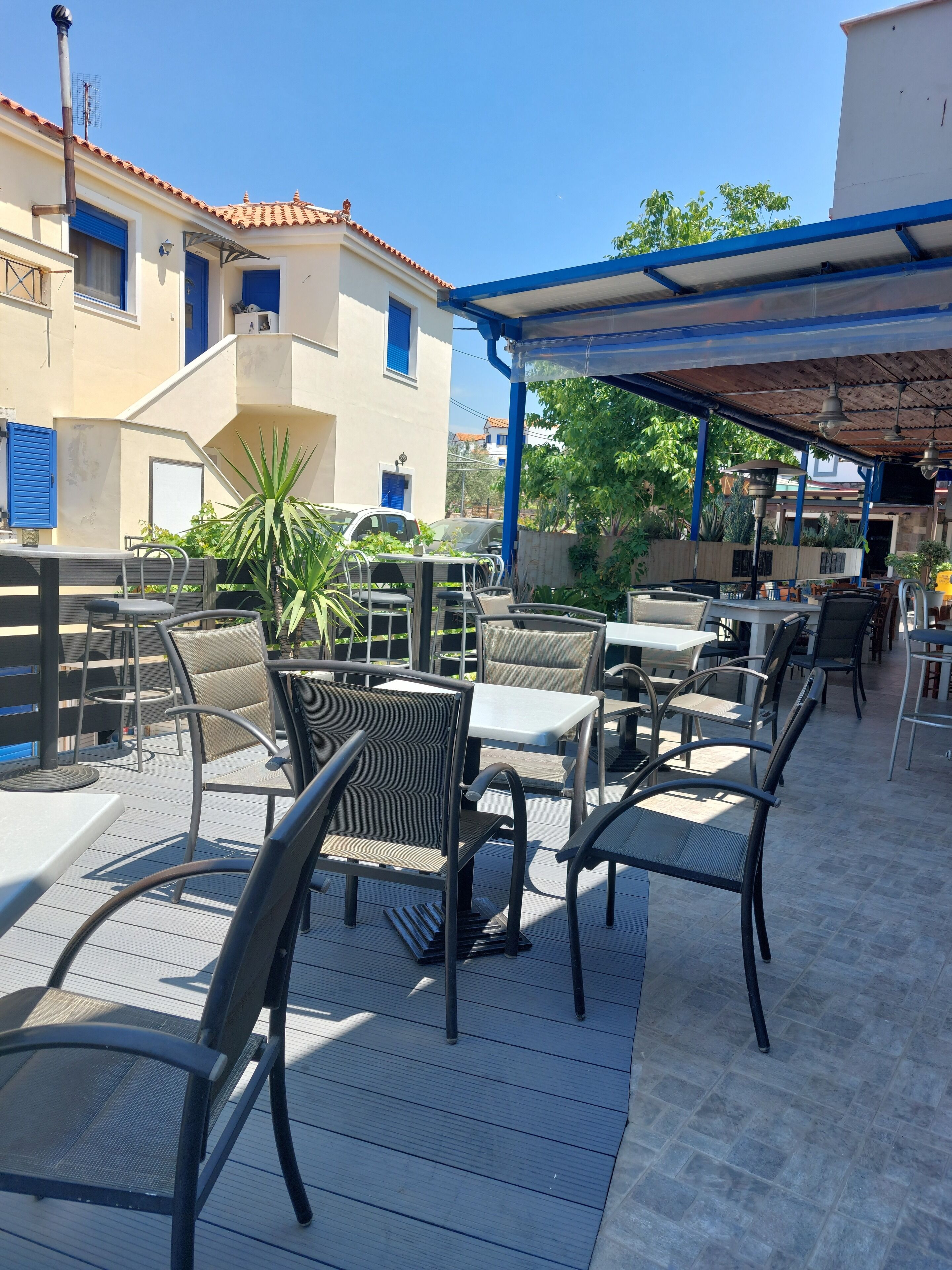 daily cooked-to-order breakfast (eur 9.00 per person)