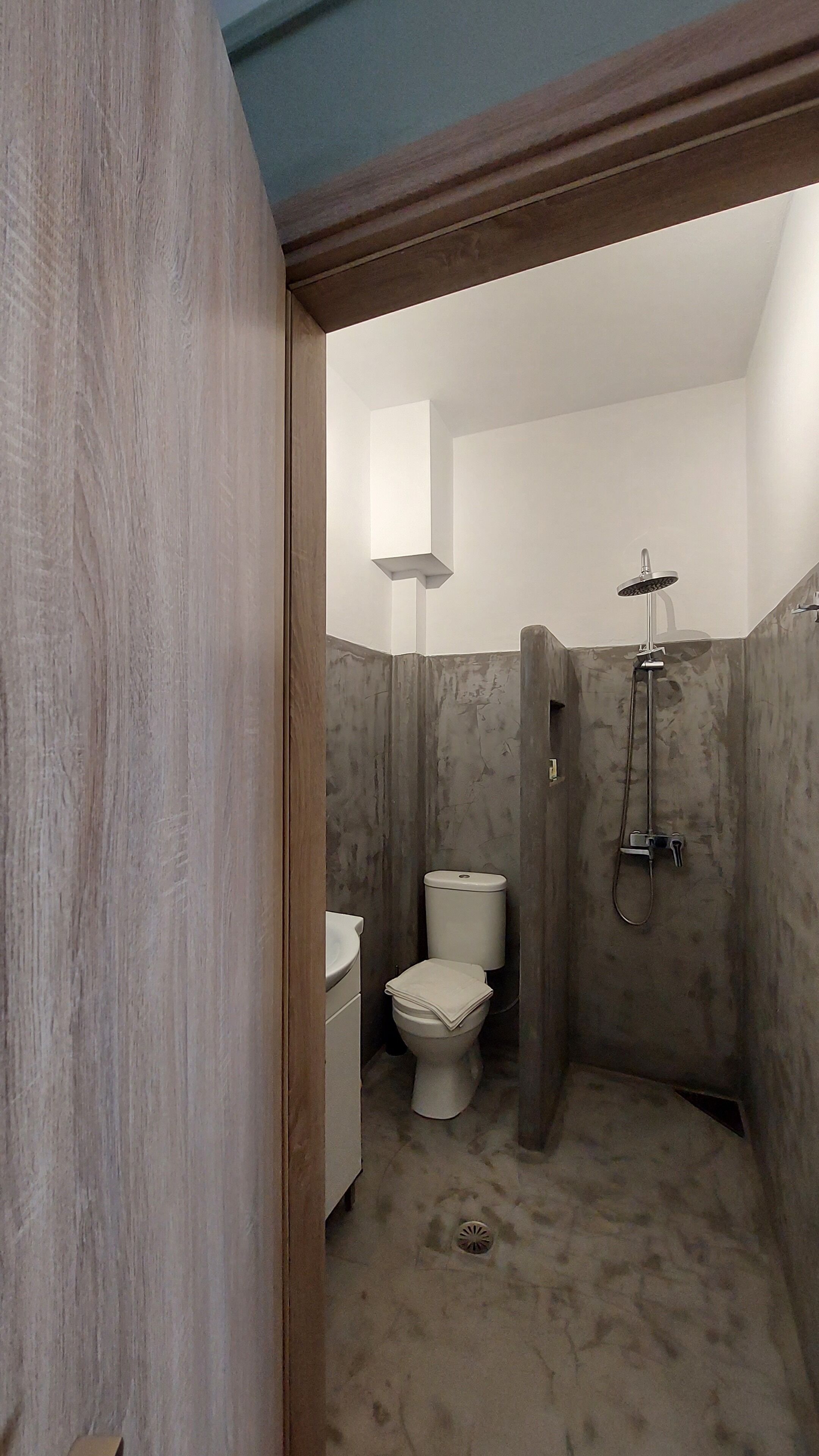 one bedroom apartment for 5 | bathroom | shower, hair dryer, slippers, towels