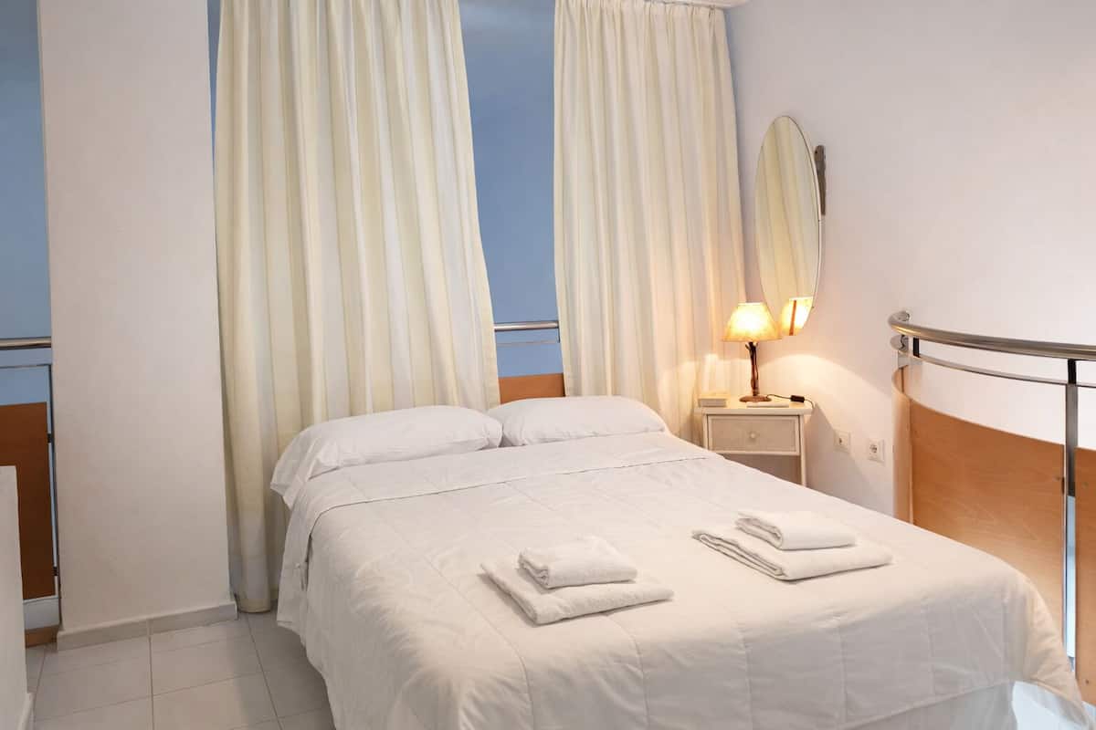 Ropa de cama de alta calidad, cortinas blackout y wifi gratis