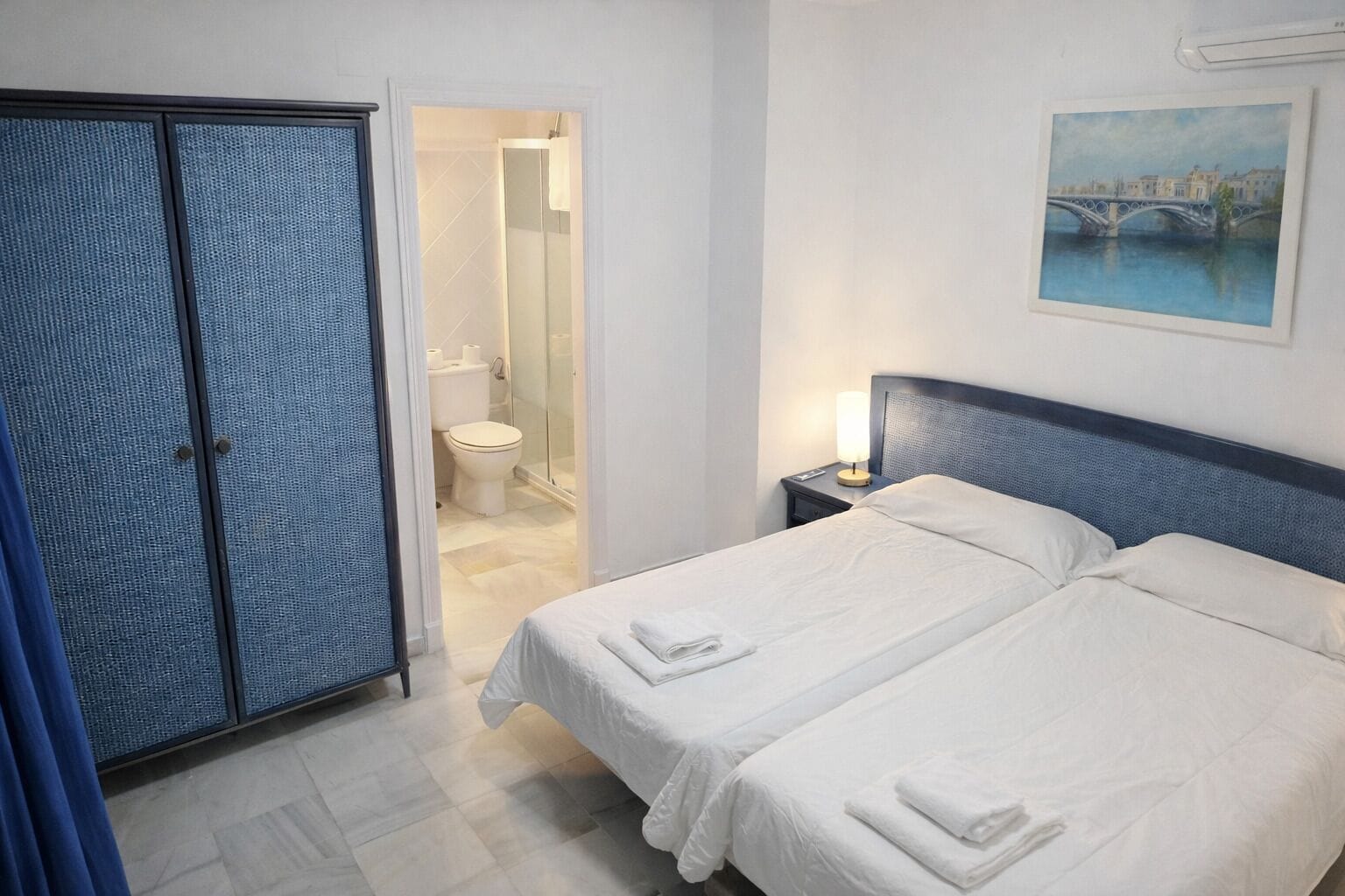 1 Bedroom Interior Apartment | Hochwertige Bettwaren, Verdunkelungsvorhänge, kostenloses WLAN