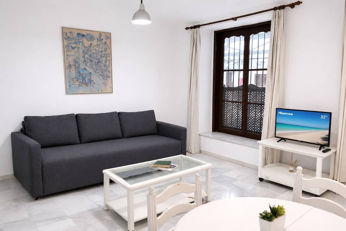 Standaard appartement | Woonruimte | Flatscreentelevisie