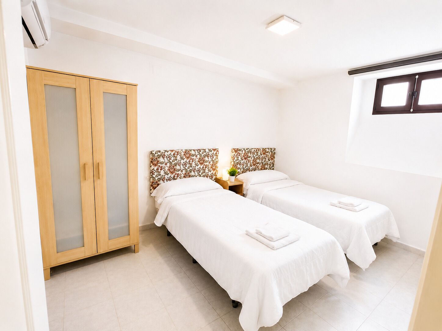 Dúplex estándar | Ropa de cama de alta calidad, cortinas opacas, wifi gratis