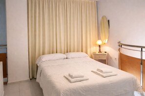 Comfort Duplex | Premium bedding, blackout curtains, free WiFi, bed sheets - Apartamentos Larga 70 (El Puerto de Santa Maria)