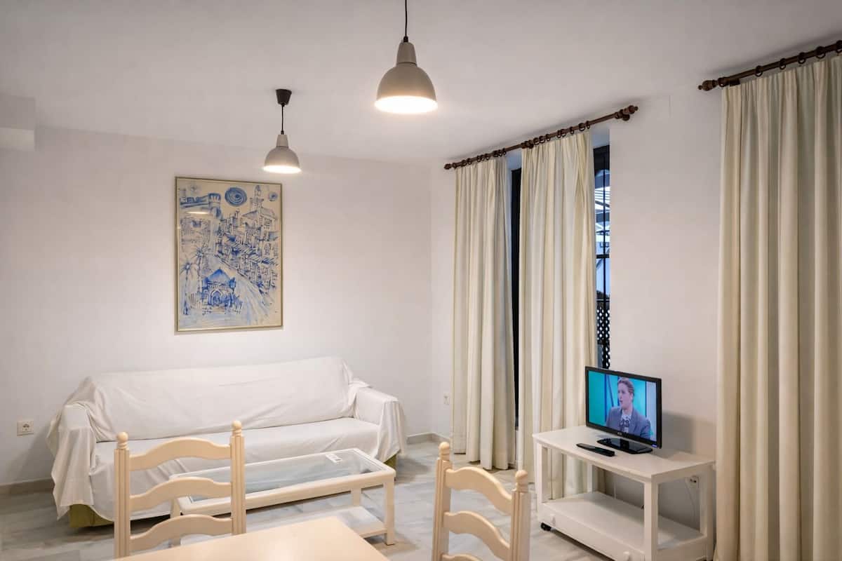 1 Bedroom Interior Apartment | Área de sala de estar | Televisión de pantalla plana