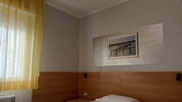 Room for the disabled | Minibar, vÀrdeförvaringsskÄp pÄ rummet, skrivbord och gratis wi-fi