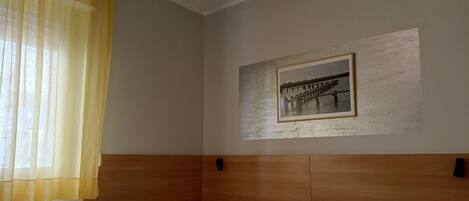 Room for the disabled | Minibar, in-room safe, desk, free WiFi