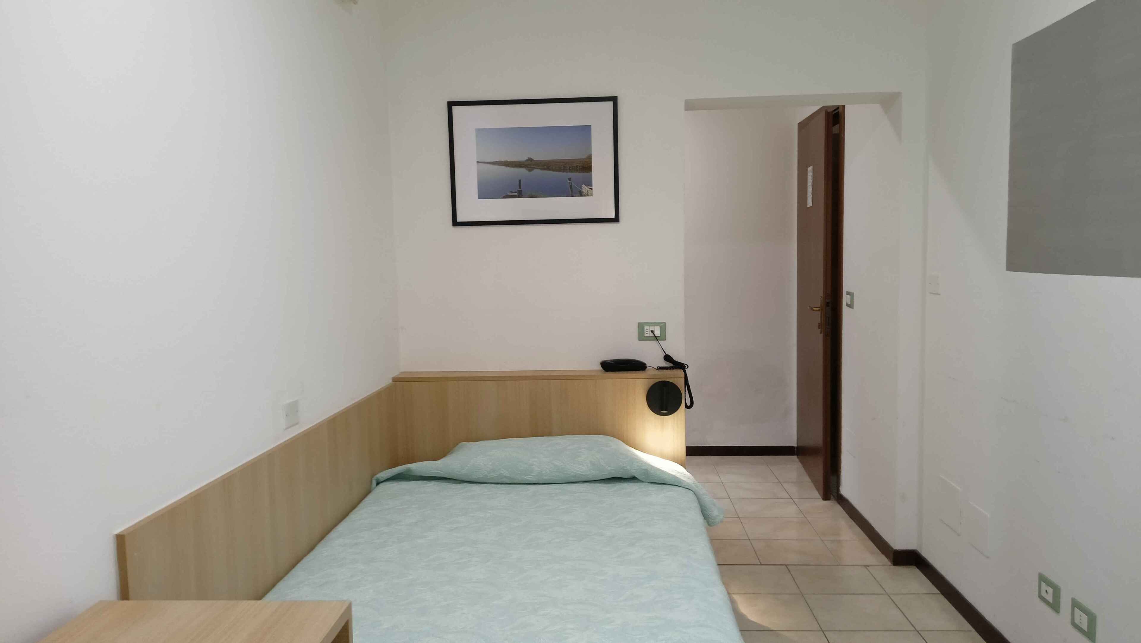 Room for the disabled | Minibar, in-room safe, desk, free WiFi