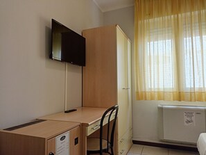 Room for the disabled | Minibar, in-room safe, desk, free WiFi