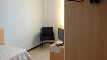 Eenpersoonskamer | Een minibar, een kluis op de kamer, een bureau, gratis wifi