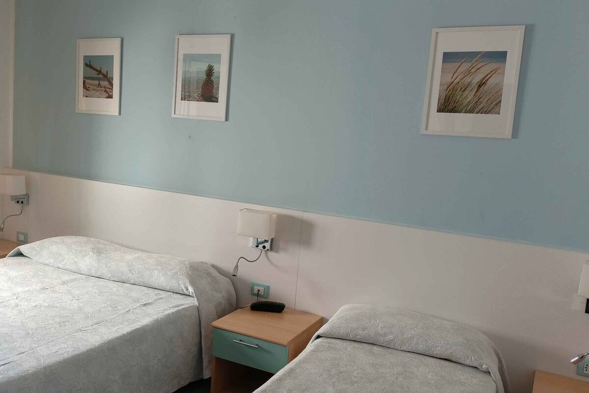 Triple Room | Minibar, in-room safe, desk, free WiFi