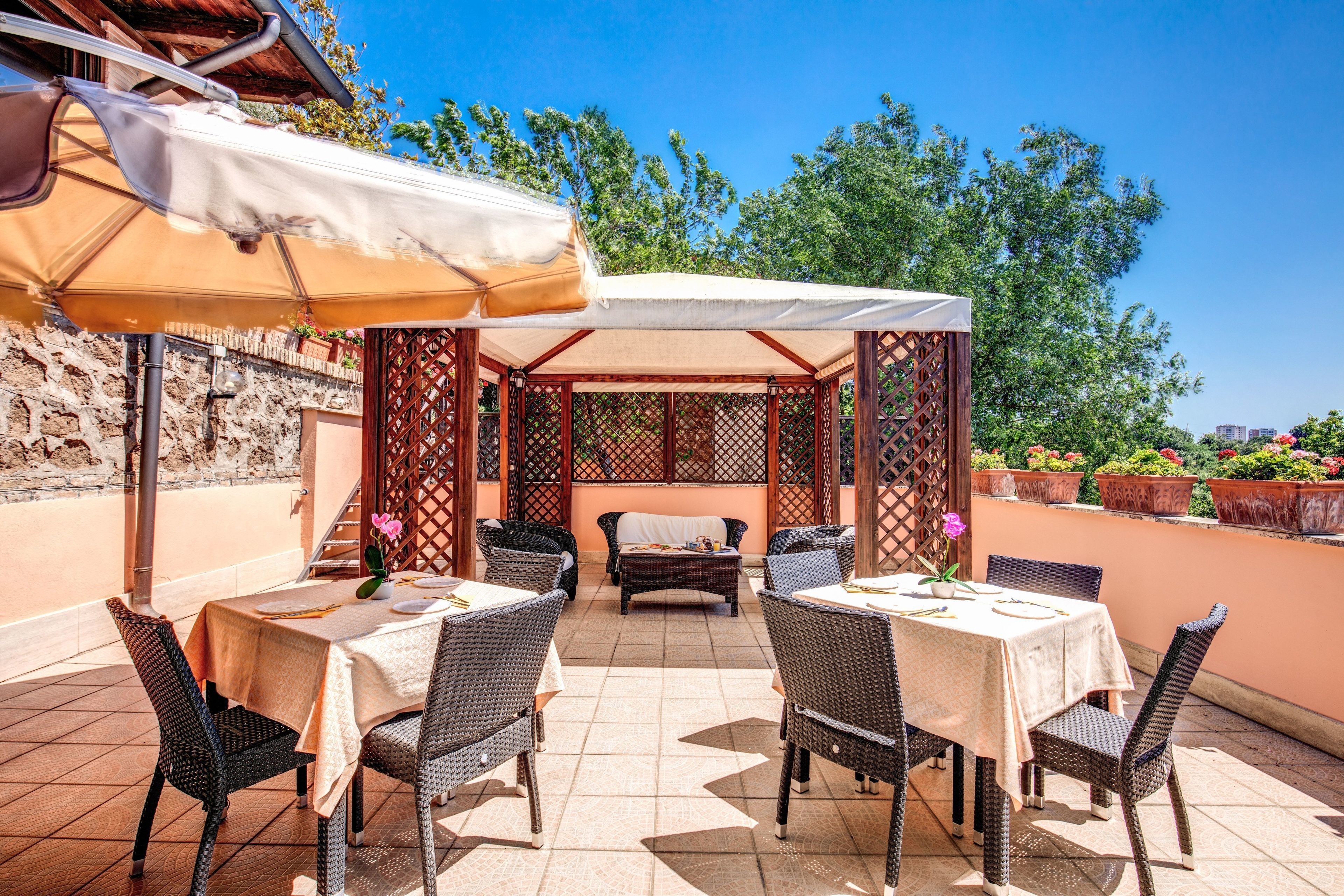 بوفيه فطور يوميًا بتكلفة قدرها (5 EUR للشخص)