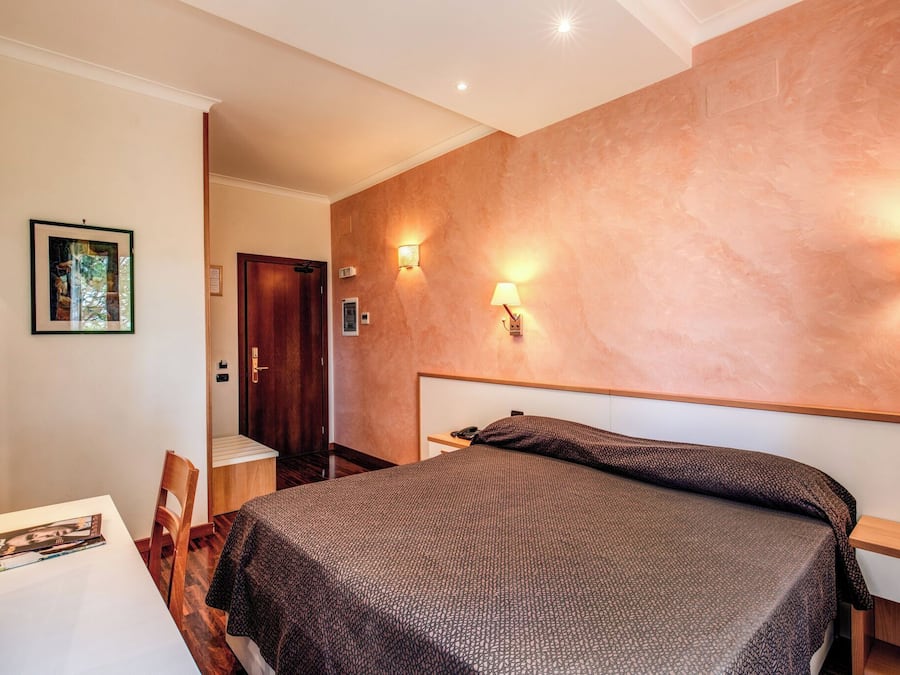 Quarto casal luxo | Lençóis italianos Frette, camas Select Comfort, frigobar