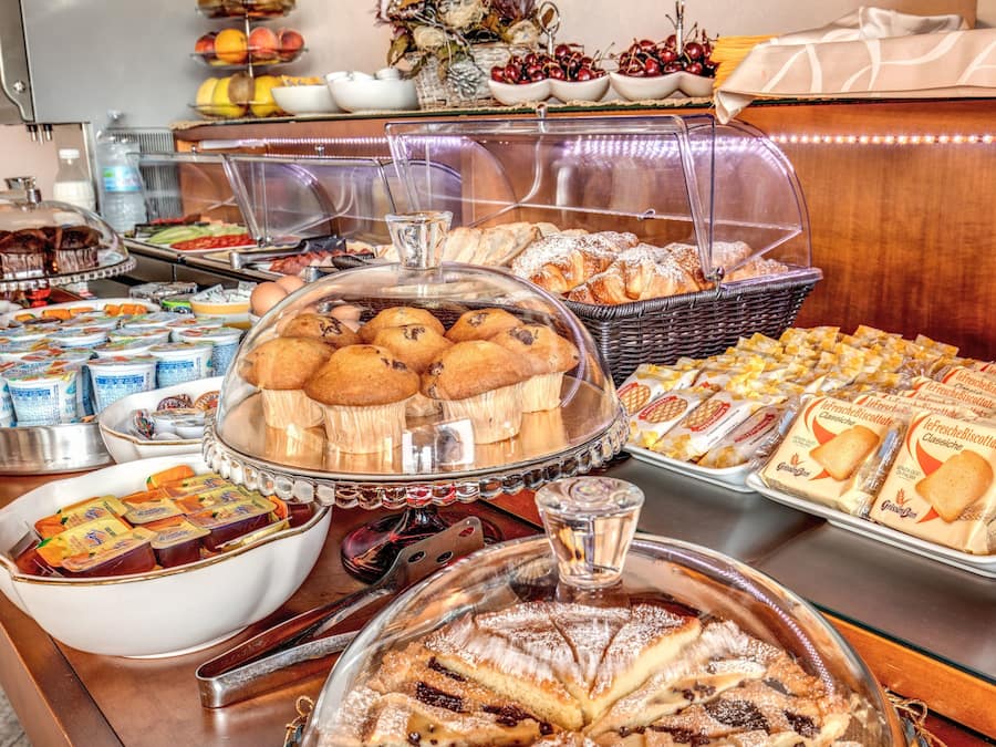 Petit déjeuner buffet (5 EUR par personne)