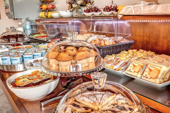 Tägliches Frühstücksbuffet (5 EUR pro Person)