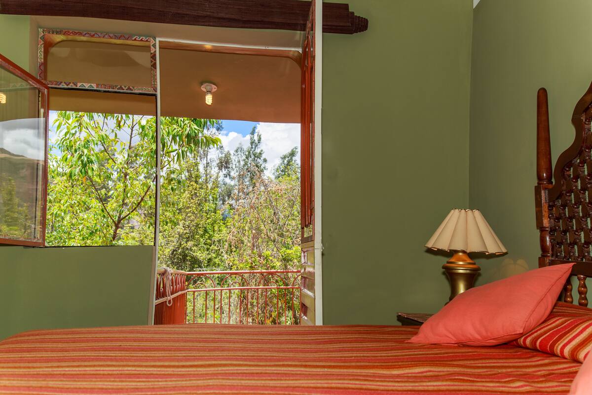 Suíte, vista para a montanha | 1 quarto, cofres nos quartos, escrivaninha