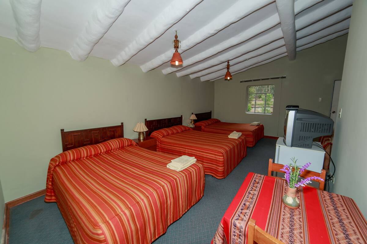 Quarto triplo | 1 quarto, cofres nos quartos, escrivaninha