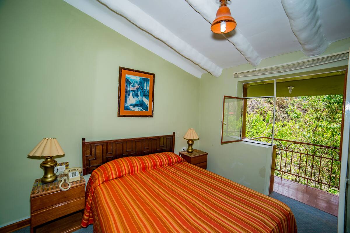 1 quarto, cofres nos quartos, escrivaninha