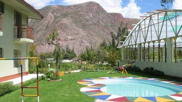 Kolam renang tertutup