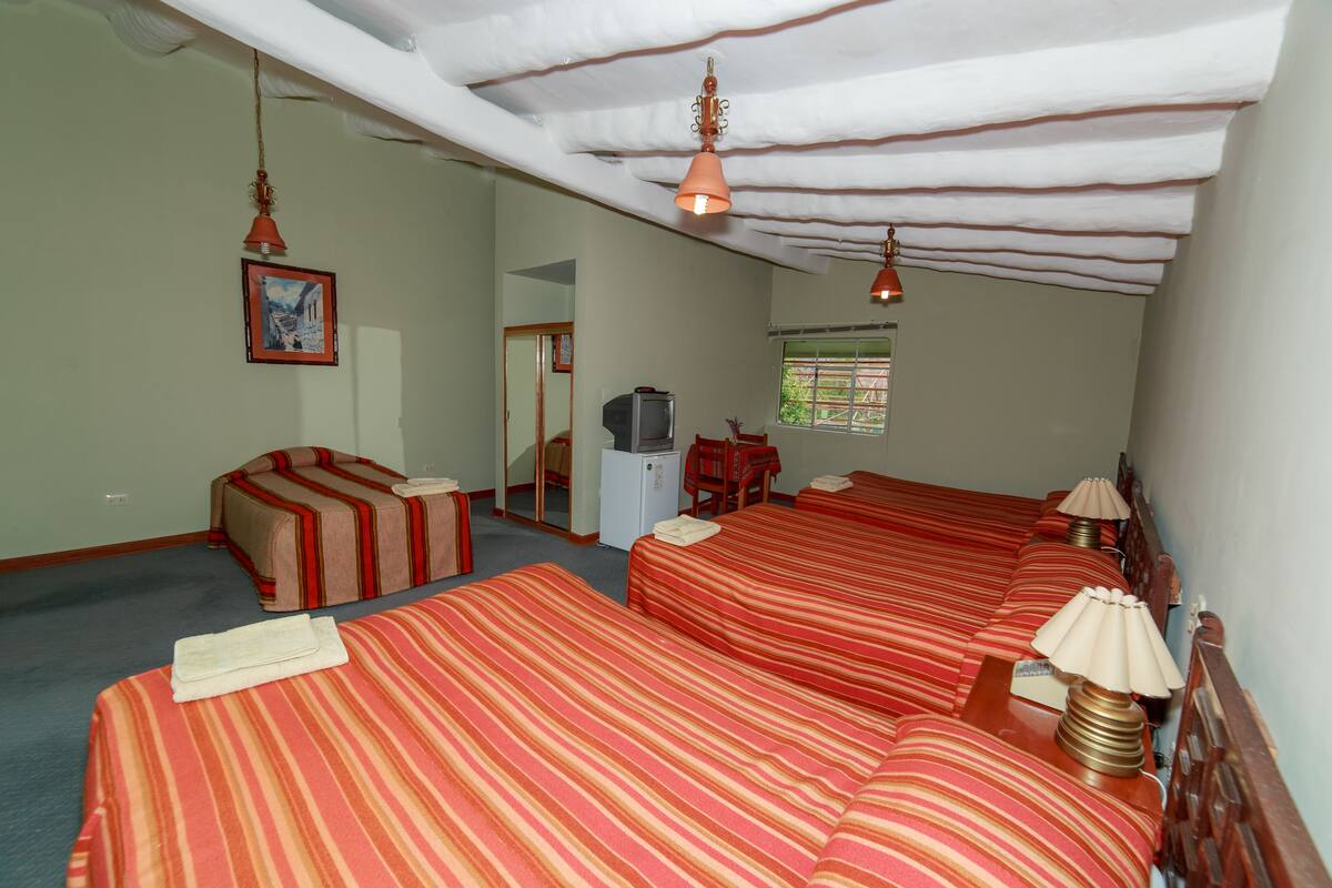 Quarto quádruplo | 1 quarto, cofres nos quartos, escrivaninha