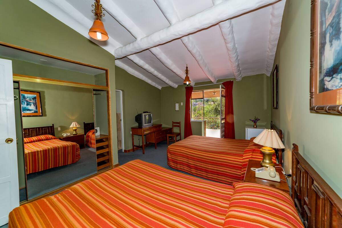 Quarto casal | 1 quarto, cofres nos quartos, escrivaninha